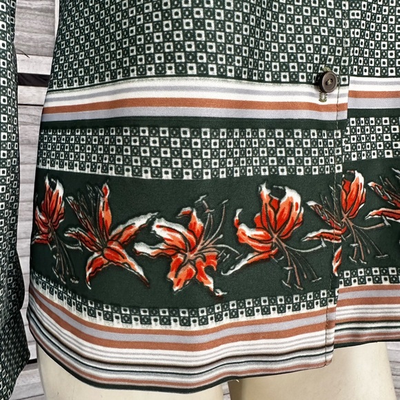 The Wilroy Traveler NY Green Patterned Button down Top - Picture 3 of 10